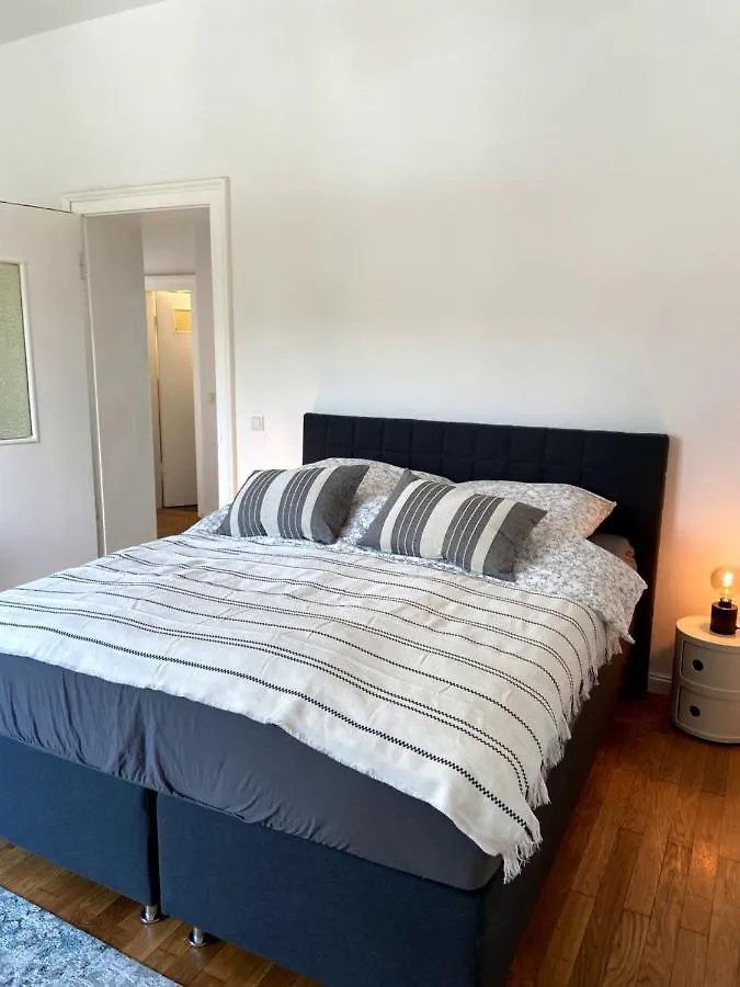 アパート Wunderschoene Sanierte Wohnung Vor Den Toren Koelns ドイツ